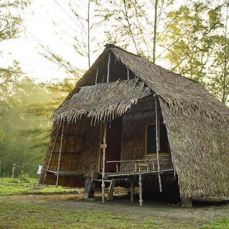 Hotel Mr. Chuoi Bar And Hut Ko Phra Thong Esterno foto