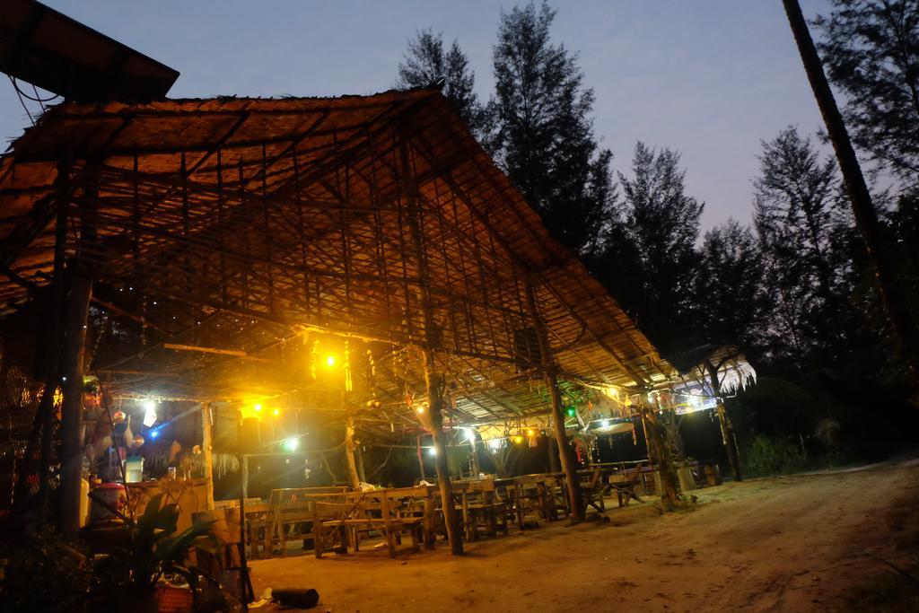 Hotel Mr. Chuoi Bar And Hut Ko Phra Thong Esterno foto