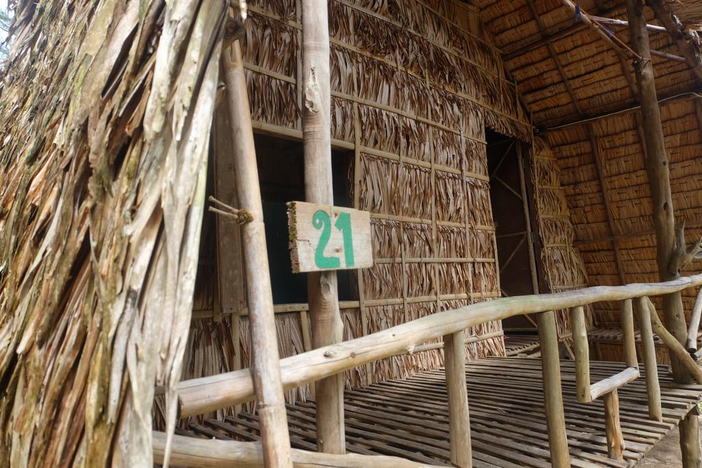 Hotel Mr. Chuoi Bar And Hut Ko Phra Thong Esterno foto