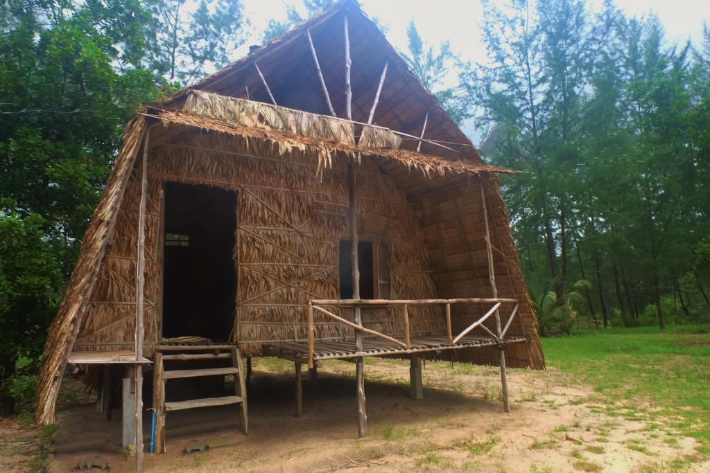 Hotel Mr. Chuoi Bar And Hut Ko Phra Thong Esterno foto