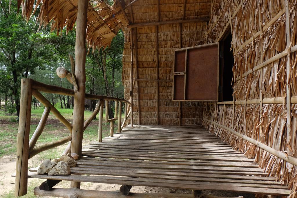 Hotel Mr. Chuoi Bar And Hut Ko Phra Thong Esterno foto