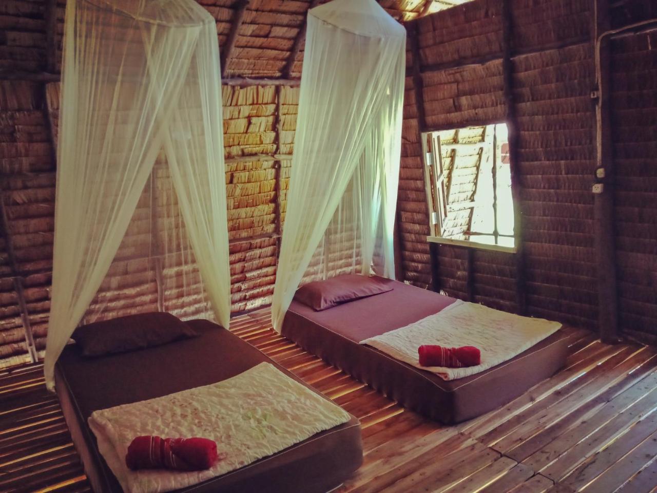 Hotel Mr. Chuoi Bar And Hut Ko Phra Thong Esterno foto