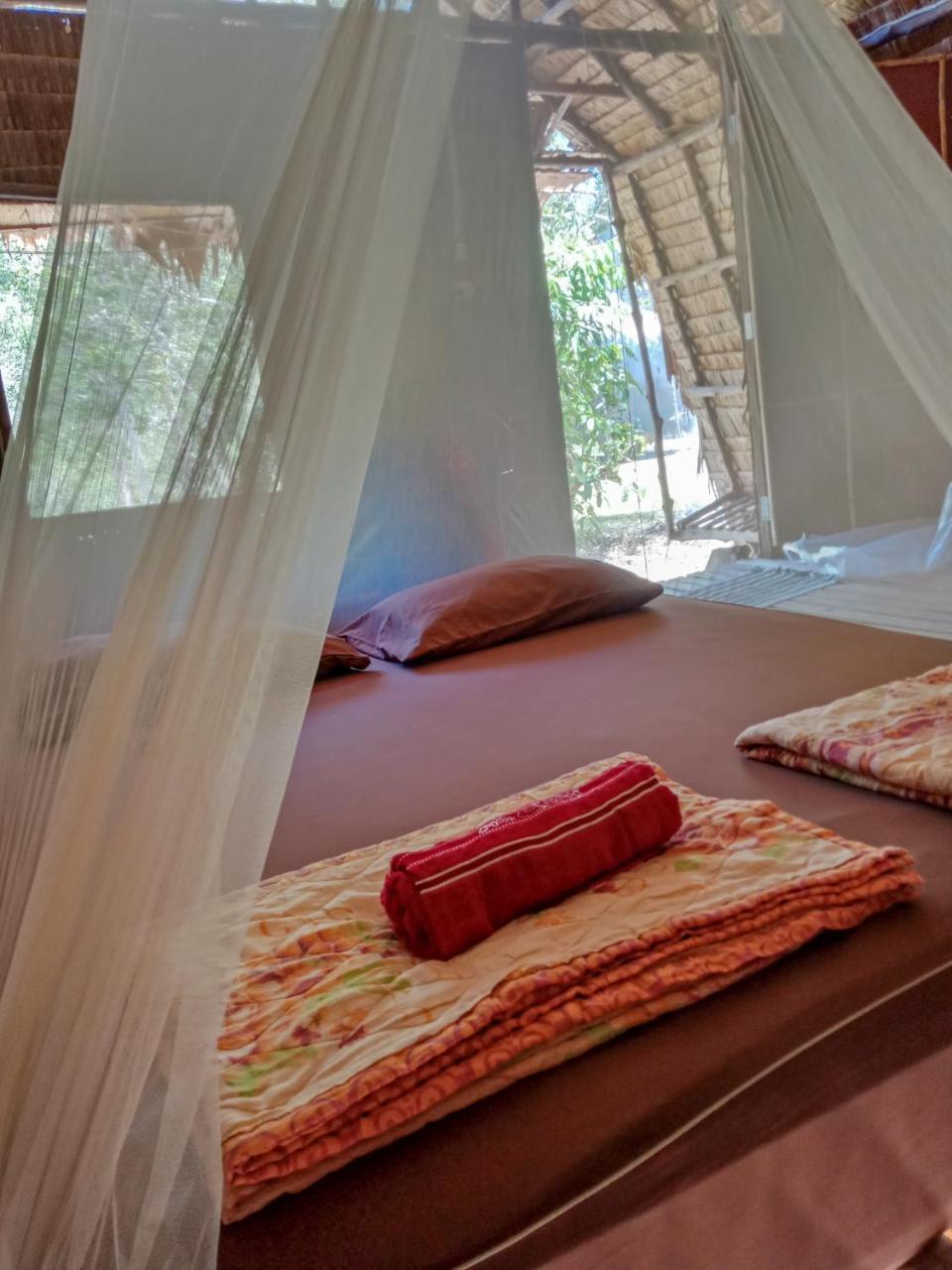 Hotel Mr. Chuoi Bar And Hut Ko Phra Thong Esterno foto