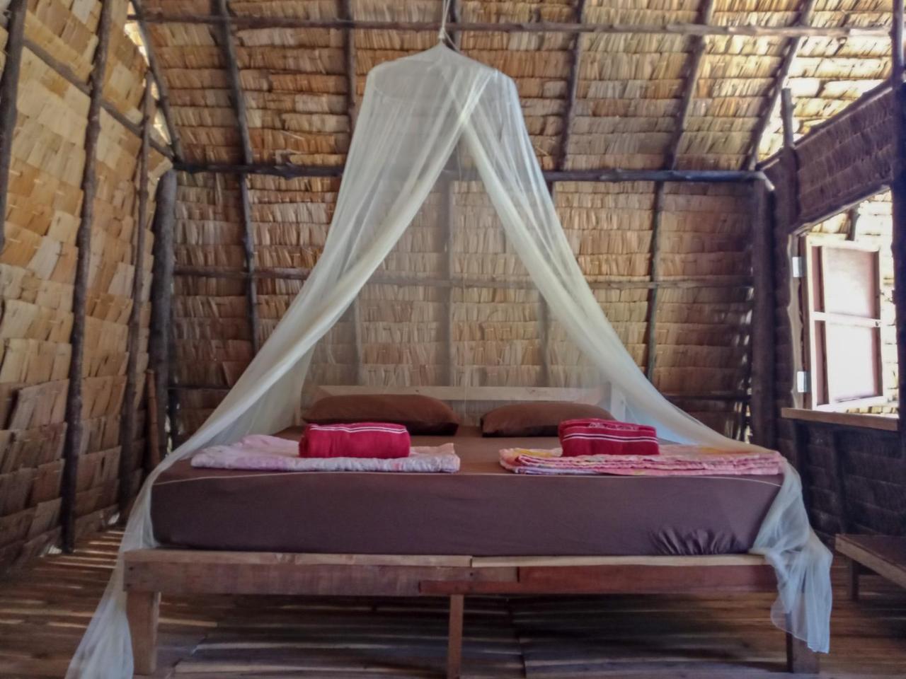 Hotel Mr. Chuoi Bar And Hut Ko Phra Thong Esterno foto
